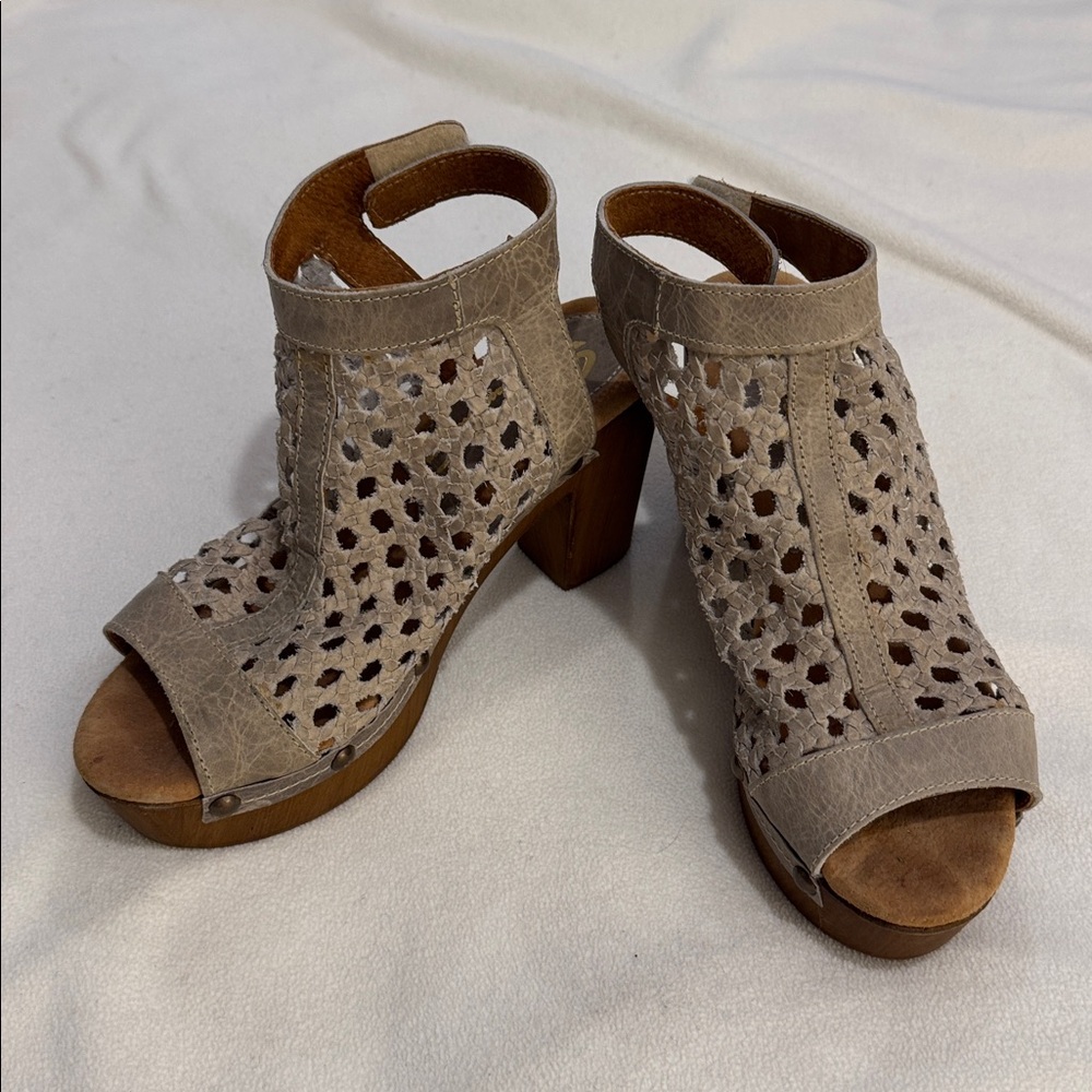 Sbicca grey/tan Peep-Toe Heeled Sandals size 39